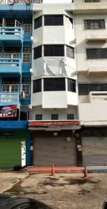 For SaleShophousePattanakan, Srinakarin : Commercial building for sale, good location, 4 and a half floors, Pattanakarn 40 area.