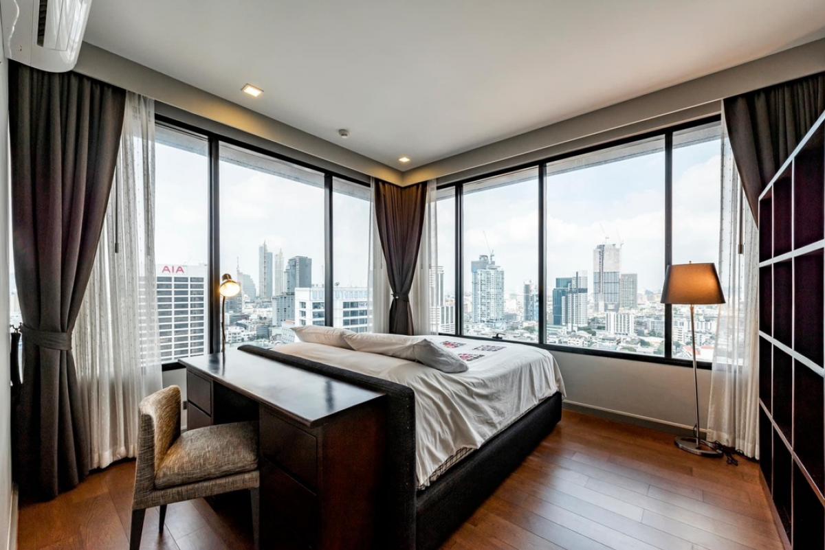 ขายคอนโดสีลม ศาลาแดง บางรัก : 📢👇Petfriendly condo for sale .No high building blocked the view of Icon Siam,  the balcony on the north-west direction, nice decoration, fully furnished, close to Sirat expressway