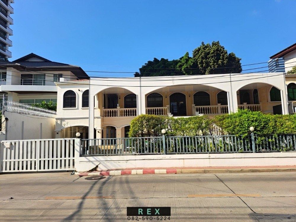 For RentHouseAri,Anusaowaree : For rent: Single house/office/showroom, Phahon Yothin-Ari, 2-storey, area 297 sq m, lots of parking space