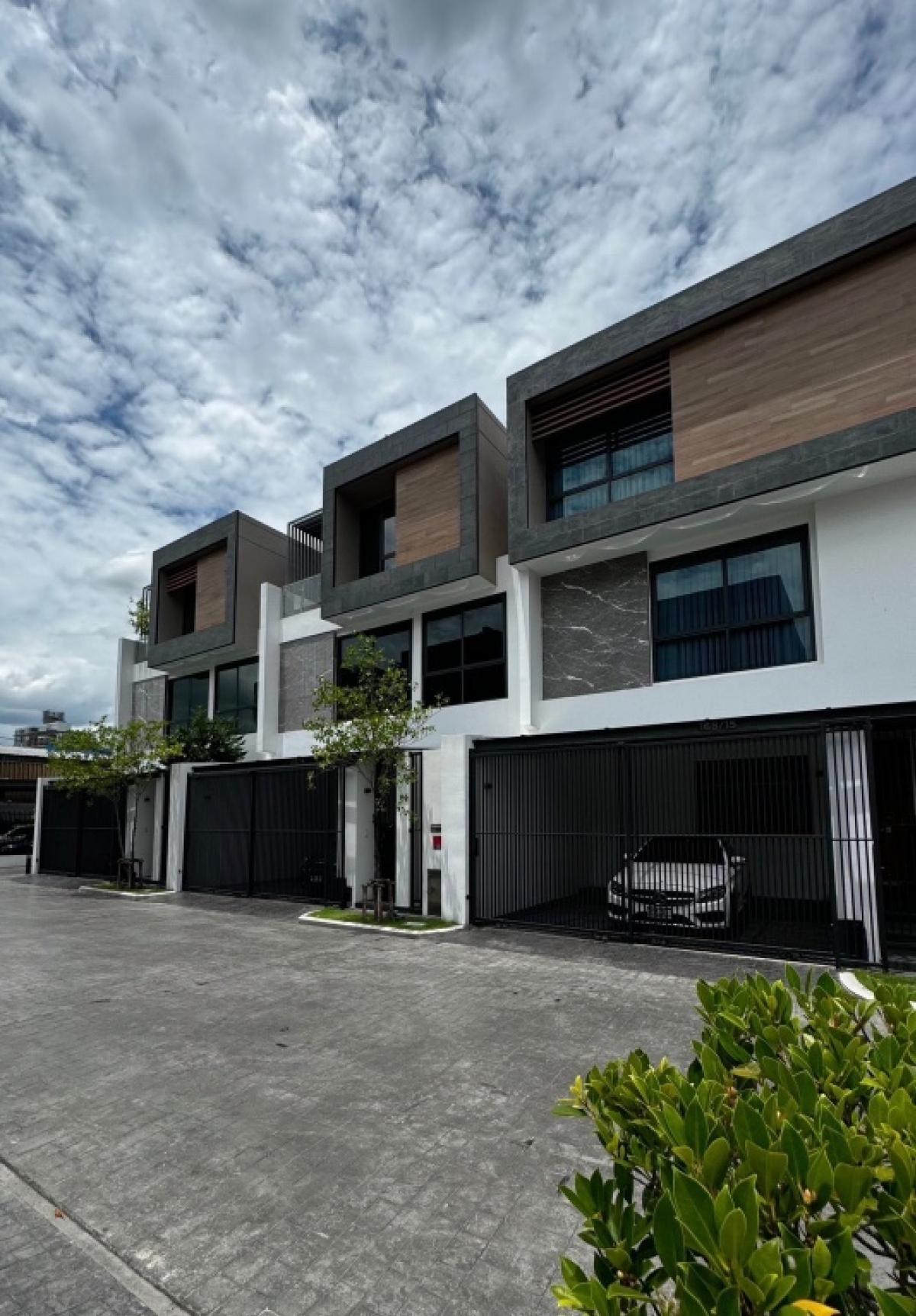 For SaleTownhouseSukhumvit, Asoke, Thonglor : LL323 3-story townhome for sale, detached house design, ready to move in, quiet, with privacy. Central location Convenient travel, close to the expressway