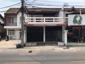 For RentTownhouseRatchadapisek, Huaikwang, Suttisan : Townhome for rent, 2 floors, Prarat Bamphen 26, completely renovated, air conditioned, partially furnished, 3 bedrooms, 2 bathrooms, rental price 33,000 baht per month.