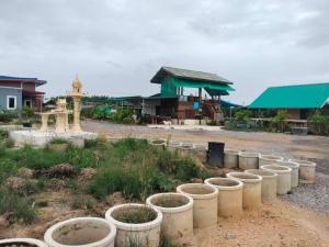 For SaleHouseCha-am Phetchaburi : House for sale with land and garden, size 3 rai, province. Phetchaburi, very cheap sale, the owner sells it himself.  Location: 23 Moo 4, T. Puek Tien District Tha Yang Province Phetchaburi