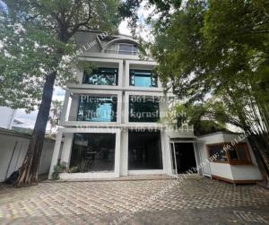 For RentRetailSukhumvit, Asoke, Thonglor : 4-story building for rent for doing business, Soi Sukhumvit Phrom Phong, near K-Village Department Store, Emporium Department Store and EmQuartier Department Store.