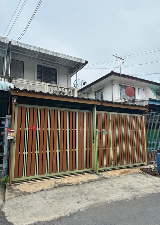 For SaleTownhouseEakachai, Bang Bon : Urgent sale, semi-detached house (empty house), 2 floors, Phra Pin Village 5. Near the expressway entry and exit point, Bang Khun Thian, Bangkok and Central Rama 2. Bangpakok 8 Hospital, Bang Bon District, Bangkok