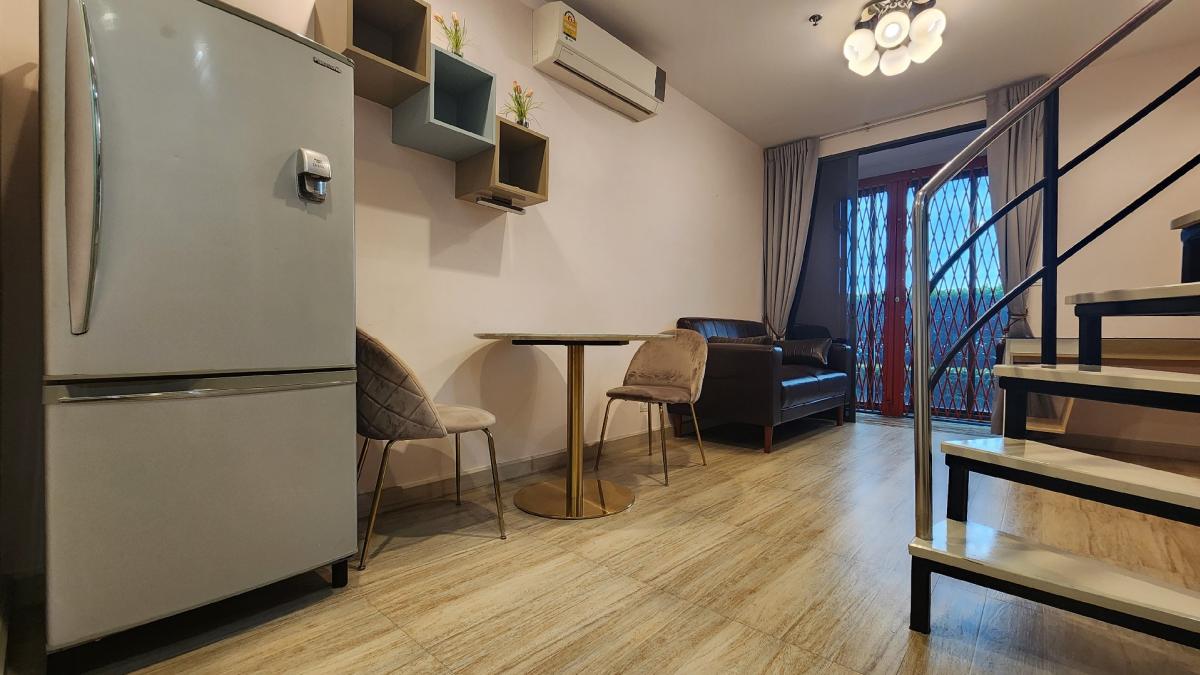 For RentCondoWongwianyai, Charoennakor : Ideo Mobi Sathorn | 1 bedroom for rent, duplex style, very nice, open to see trees in the common area. The wind blows all day. near swimming pool