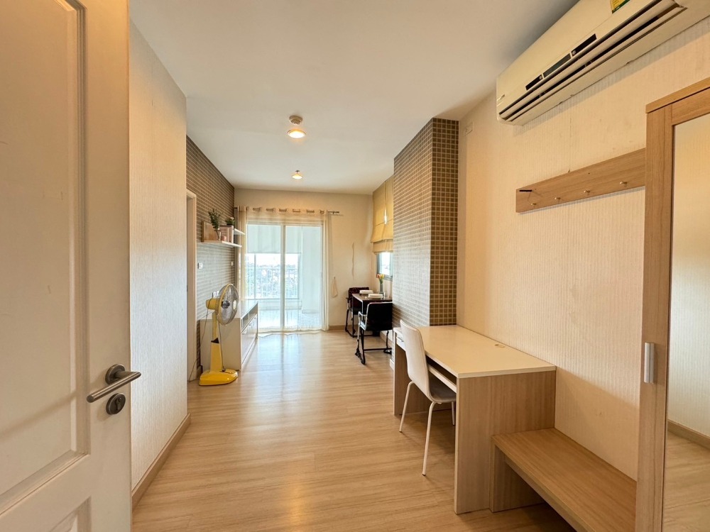 For SaleCondoKasetsart, Ratchayothin : Condo for sale: Centric Scene Ratchavipha, rare item, feels like being at home. Open the window on the side, it's clear and not cramped, the balcony is very wide, garden view, ready to move in.