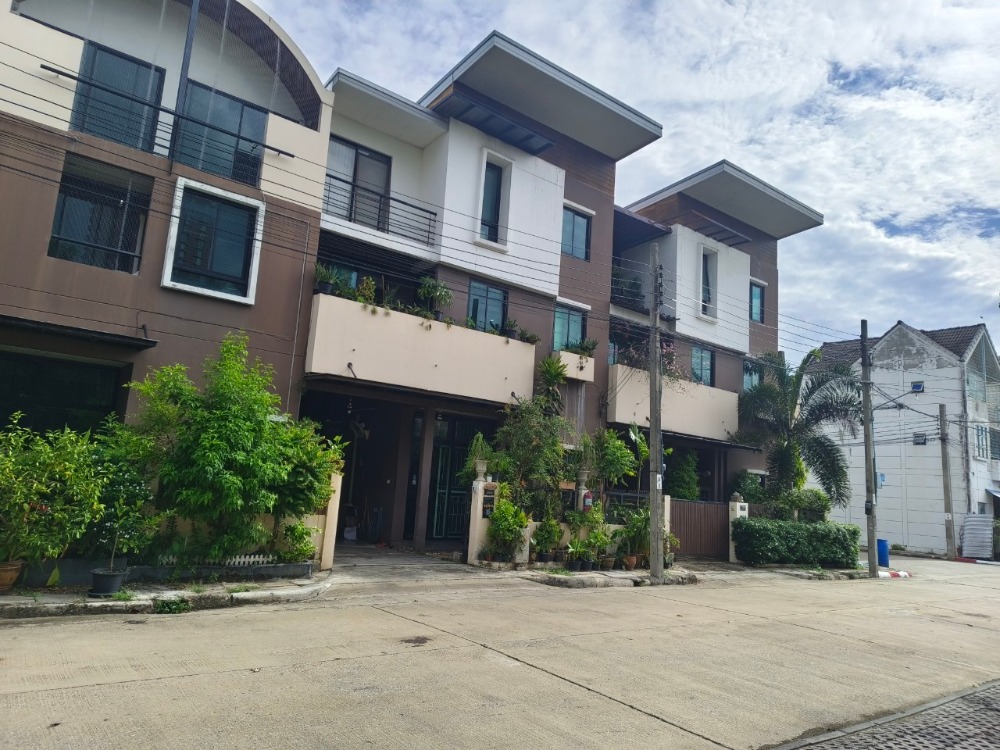 For SaleTownhouseChaengwatana, Muangthong : 3-story townhome, premium golf village in the heart of Thong Thani city, 5 bedrooms, 3 bathrooms, 1 living room, 4 parking spaces, close to the expressway, air conditioning, curtains in every room.