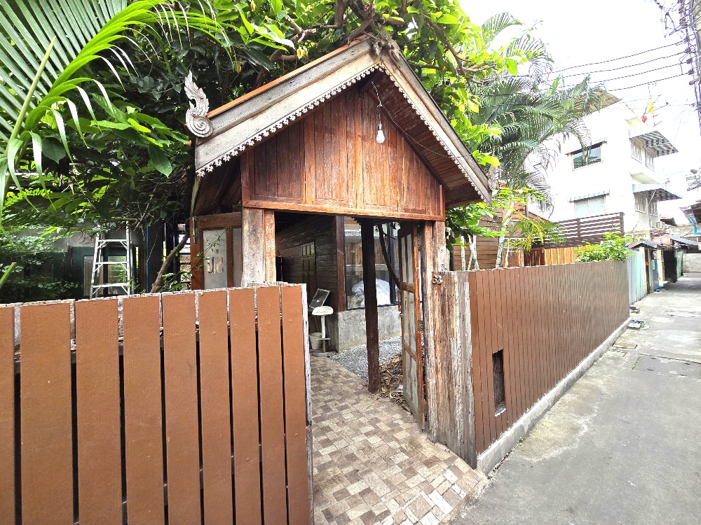 For SaleHouseYaowarat, Banglamphu : Urgent sale!!! 2-storey ancient wooden house with 69 sq.w. of land near Wat In, Bang Khun Phrom, in the heart of tourist attractions in Bangkok, 7 bedrooms, 7 bathrooms, suitable for investing in a hostel for foreigners to stay.