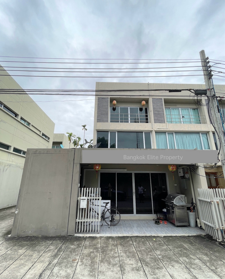 For SaleTownhousePattanakan, Srinakarin : Urgent sale, cheapest price, house-Home Office, Noble Cube Phatthanakan, 27.5 sq m, corner plot, house not adjacent to anyone