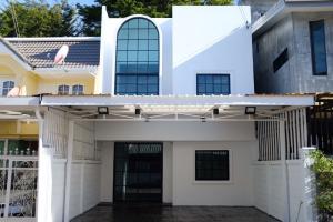 For SaleTownhouseKaset Nawamin,Ladplakao : LL331 Newly renovated townhouse for sale. Decorated in British Modern style, next to the expressway, Soi Nuanchan 27, all new water and electricity systems.