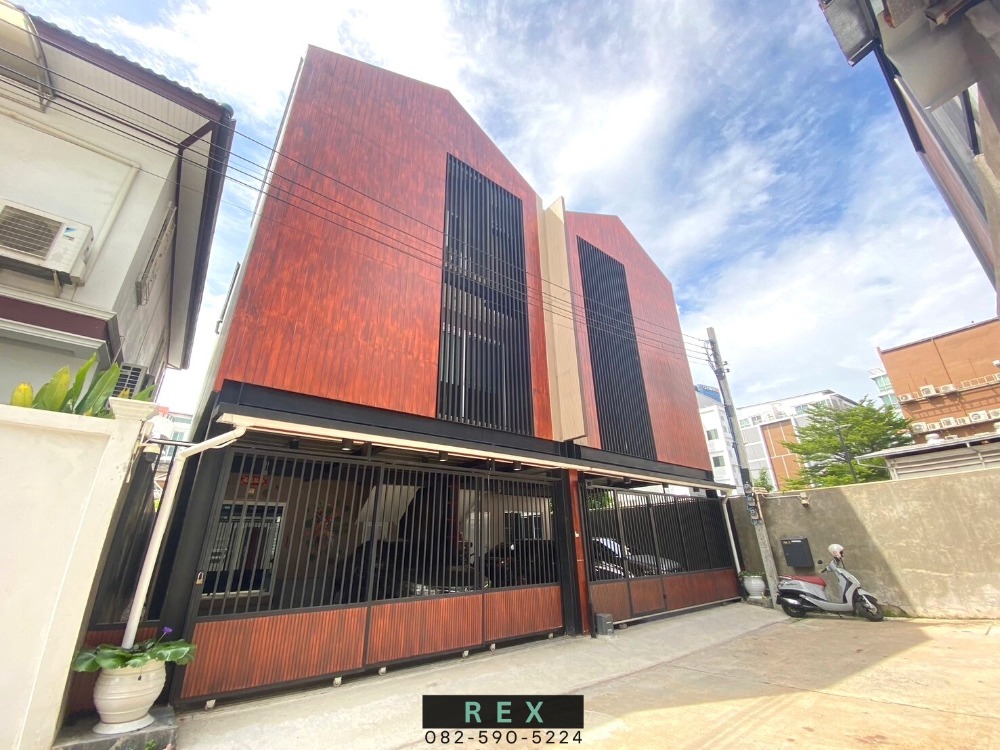 For SaleHome OfficeRatchadapisek, Huaikwang, Suttisan : Semi-detached house for sale, Soi Chokchai Ruammit. (Vibhavadi Rangsit 16, Ratchada 19, Lat Phrao 26) Size 3 floors, 20 sq m, 150 sq m.