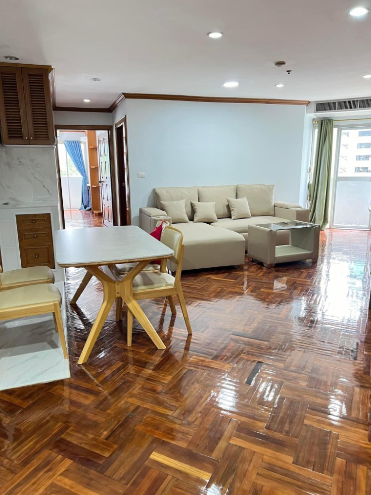 For RentCondoWitthayu, Chidlom, Langsuan, Ploenchit : For rent, Wittayu Complex, pets allowed, located in the city center, convenient transportation, 6th floor, size 90 sq m, spacious room, very spacious balcony, recently renovated, beautiful view, complete furniture and appliances, ready to move in