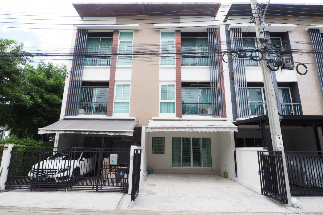 For SaleTownhouseChokchai 4, Ladprao 71, Ladprao 48, : For sale: Townhome, Baan Klang Muang, Chokchai 4, Soi 50, new condition, front and back of house do not collide with anyone.