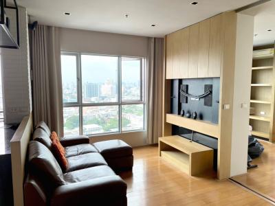 For RentCondoWongwianyai, Charoennakor : Experience modern urban living in this spacious 1-bedroom corner unit at Hive Sathorn, ideally located just 20m from BTS Krung Thon Buri