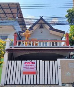 For SaleHouseMahachai Samut Sakhon : Urgent house for sale, Khu Khwan Hansa Village 5, Phetkasem 81, Bang Bon Road 5, at the beginning of the alley, easy entry and exit. Can park 2 cars in the house.