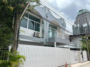 For RentRetailSukhumvit, Asoke, Thonglor : NH12 - House for rent in Ekkamai 12 area, good location in the city.