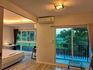 For RentCondoChaengwatana, Muangthong : For rent: Double lake condominium, new, fully furnished, garden view, near Muang Thong Expressway.