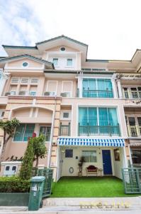 For RentTownhouseYothinpattana,CDC : #For rent: Luxurious 4-story townhome, 4 bedrooms, 6 bathrooms, furniture and electrical appliances. Including a Jacuzzi tub, Crystal Villa Village. Soi Pradit Manutham 19 Lat Phrao, rent price 119,000 per month #can raise small animals