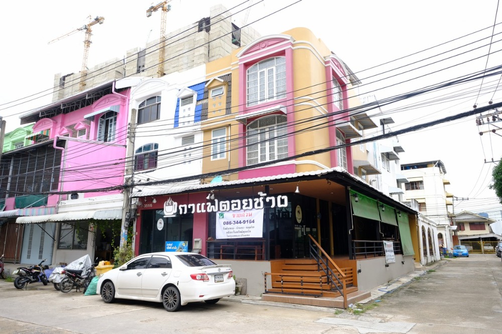 For SaleShophouseRama9, Petchburi, RCA : 3-story building for sale, 239 square meters, next to Wachiraprakan Road, Chonburi Market.