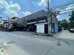 For LeaseholdShophouseChokchai 4, Ladprao 71, Ladprao 48, : RK516 for lease-rent, car repair warehouse with four car lifts, Chokchai 4, size 500 sq m, has an office and office equipment.