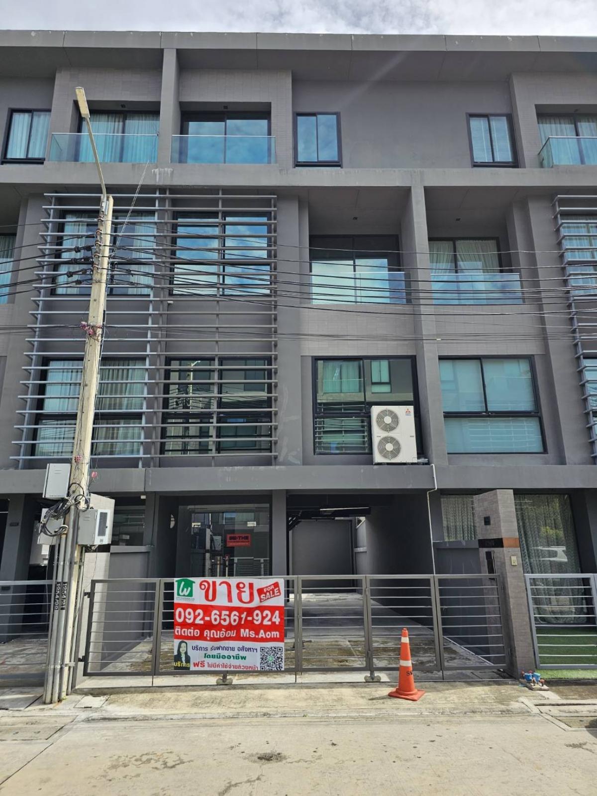 For SaleHome OfficeYothinpattana,CDC : For Sale, 4-story home office, ARCO, in the area along Ekkamai - Ramindra Expressway (behind CHIC REPUBLIC), Soi Yothin Phatthana 11, ready to move in, suitable as both a residence or a Home Office.