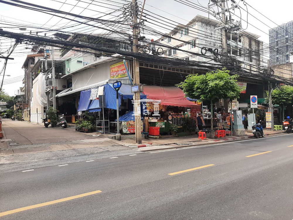 For SaleLandSathorn, Narathiwat : Land with Structures for Sale on Main Road in Sathorn, 231 sq.wah, Near MRT Lumpini