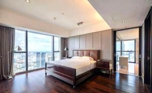 For RentCondoSathorn, Narathiwat : TMST101 Condo for rent, The Met Sathorn, 55th floor, Building D, view of the Chao Phraya River and Bang Krachao curve, 366 sq m., 4 bedrooms, 5 bathrooms. 300,000 baht 099-251-6615
