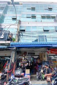 For LeaseholdShophouseYaowarat, Banglamphu : BS1435 Lease of 5-storey building in the heart of Khlong Thom-Suea Pa, a busy area, suitable for retail and wholesale business.