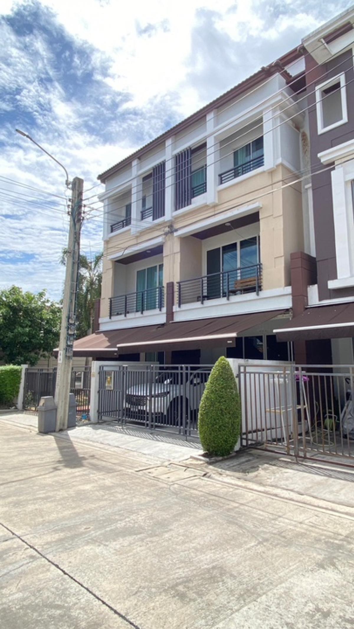 For SaleTownhouseKaset Nawamin,Ladplakao : Townhome for sale, Big Size, prime location 🔥  📍Baan Klang Muang Kaset-Nawamin Soi Nawamin 70 (11-2) Bueng Kum, Bangkok