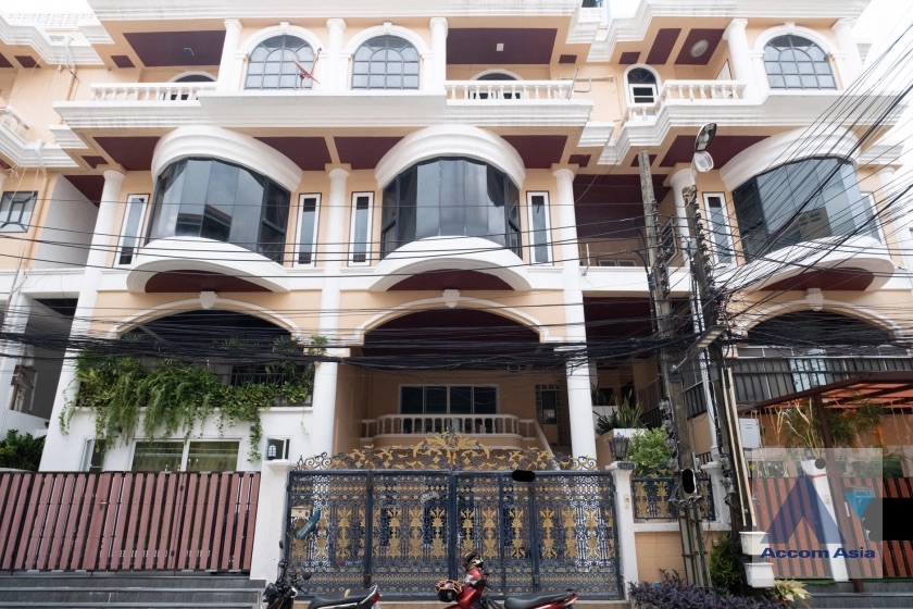 For RentTownhouseSukhumvit, Asoke, Thonglor : 5 Bedrooms Townhouse for Rent in Sukhumvit, Bangkok near BTS Thong Lo at Thonglo Classic Home (13001499)