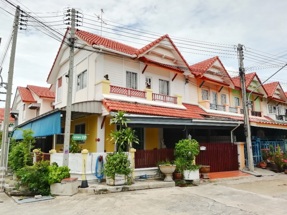 For SaleTownhouseMahachai Samut Sakhon : Townhome for sale, Kanda Baan Rim Klong Phanthai Norasing Subdistrict, Samut Sakhon, area 33 sq m, 2 floors, 3 - 4 bedrooms, 2 bathrooms, living room, kitchen, dining area, 3 parking spaces, air conditioner, tank + pump, furniture, beautiful house, good l