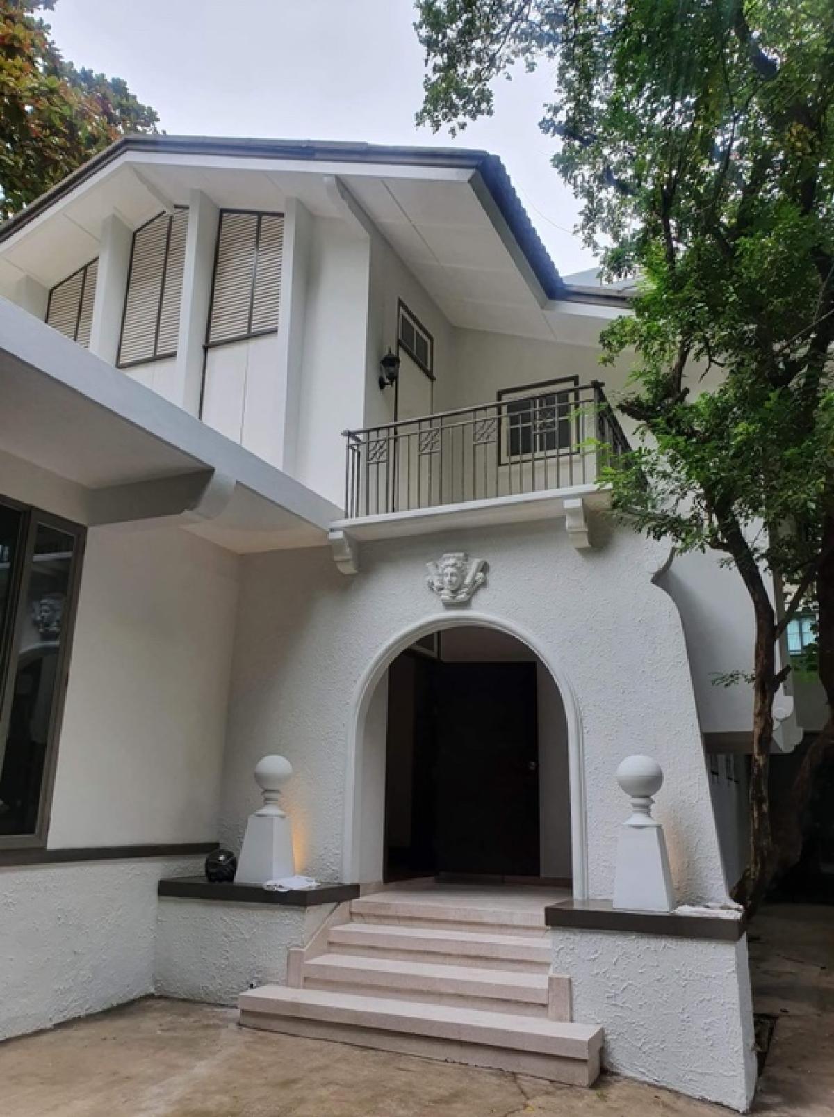 For RentHouseWitthayu, Chidlom, Langsuan, Ploenchit : Private House with Garden and Swimming Pool for Rent. Near Embassy