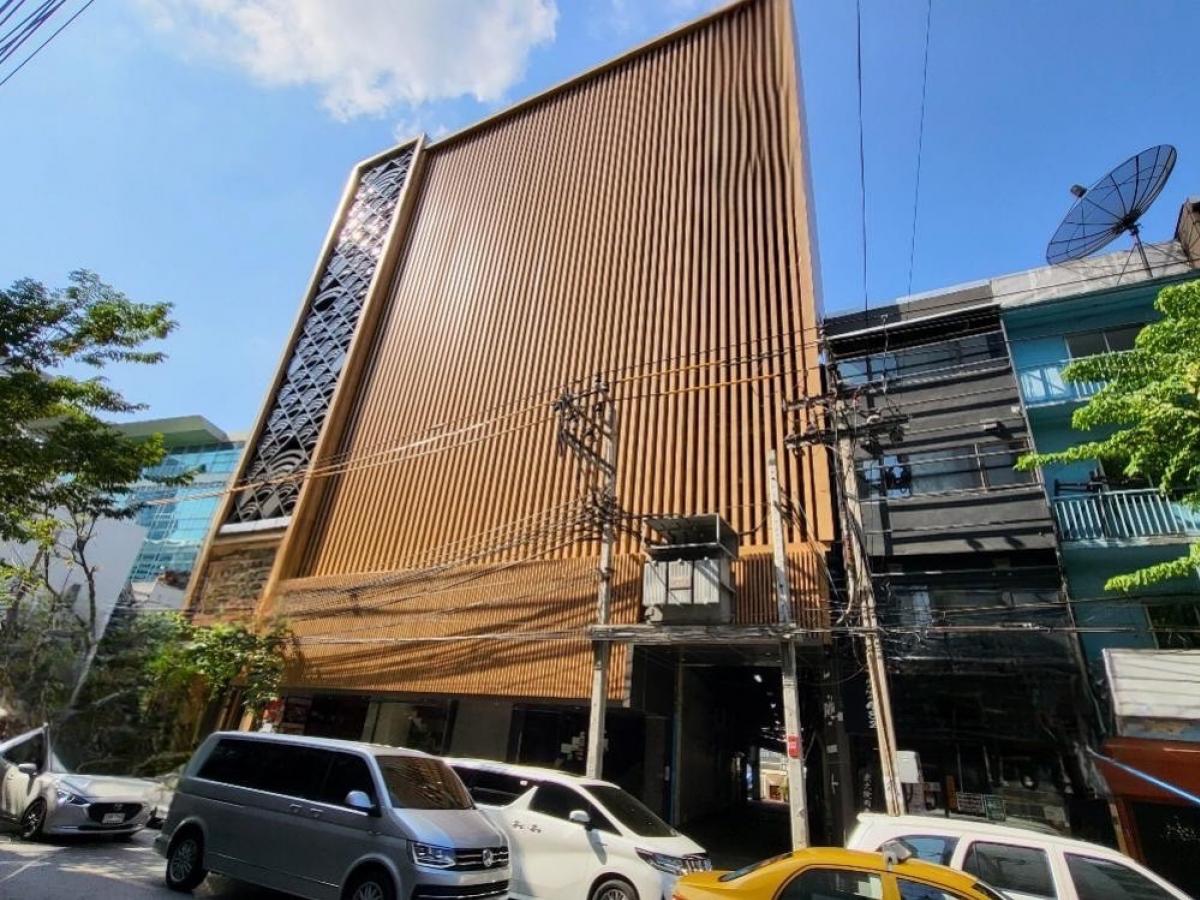 For RentRetailSilom, Saladaeng, Bangrak : Space for rent on the 1st floor for doing business near BTS Saladaeng and MRT Silom, for: cafe, restaurant, spa, massage shop, clinic.