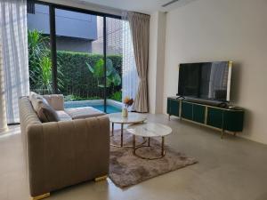 For RentHouseRama9, Petchburi, RCA : Single house for rent, Bugaan, Bugan Rama 9-Meng Chai. There are only 8 houses in the project. The best of private, there is an elevator and a private swimming pool. Large garden view Ready to move in. If interested, hurry and make an appointment to see.