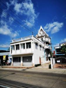 For SaleShophouseUbon Ratchathani : 3-story commercial building for sale with 1 single-story house in the same area. In the city of Ubon Ratchathani  Near Ubon airport Near Sappasitthiprasong Hospital The owner is selling it himself.