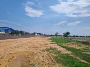 For SaleLandChachoengsao : Land for sale, 12 rai, light purple layout with white dots, District 2, is an EEC industrial development area near Pongphon Market. Suitable for building factories, warehouses.