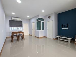 For SaleTownhouseLadkrabang, Suwannaphum Airport : P-1617 Urgent sale! Golden Town On Nut-Phatthanakan The house is ready to move in, convenient to travel.