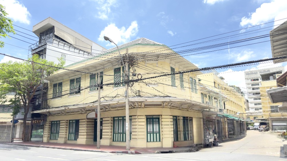 For LeaseholdShophouseYaowarat, Banglamphu : Lease for 15 years, large 2-story commercial building in the heart of the city in a prime location. The last house on Charoen Krung Road near MRT Sam Yot.租期15年，大型2層商業建築，位於市中心黃金地段。 Charoen Krung Road 上靠近 MRT Sam Yot 的最後一棟