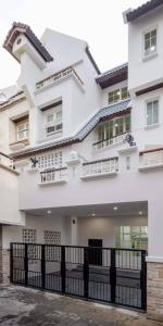 For RentTownhouseLadprao, Central Ladprao : ❖ Ready to move​ in ❖ townhome 4.5 storey 25.50 sq.w. | 6 beds 2 parking | near Beaconhouse Yamsaard School 1 mins, MRT Lat Phrao Station 5 mins, St. John's University 8 mins