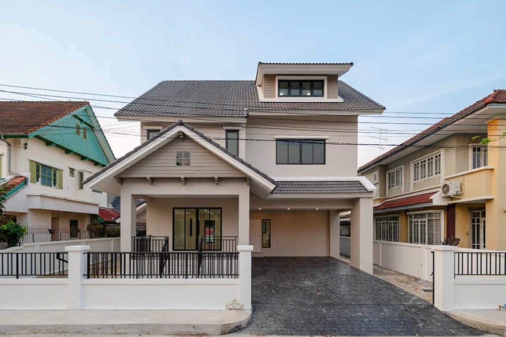 For SaleHouseEakachai, Bang Bon : Newly decorated second-hand house, Wararom Phetkasem 81 project, strong price reduction, Q.House brand, supporting every happiness of everyone in the family.