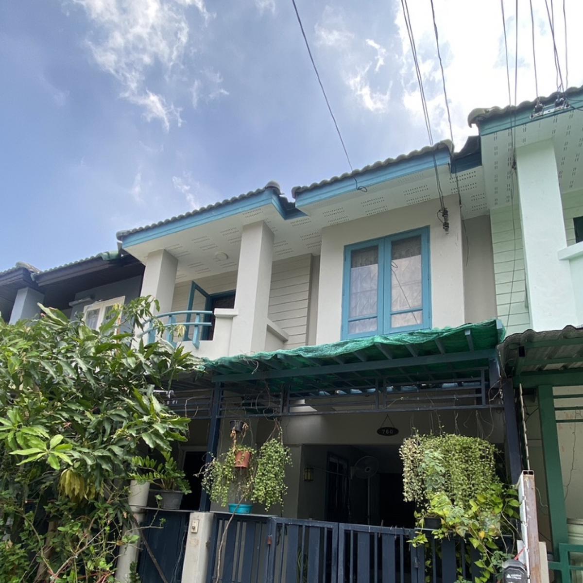 For SaleTownhousePathum Thani,Rangsit, Thammasat : Townhouse for sale Chomfa-Warangkun Village, Rangsit Khlong 2, area 20.1 sq m, good price, free 4 air conditioners.