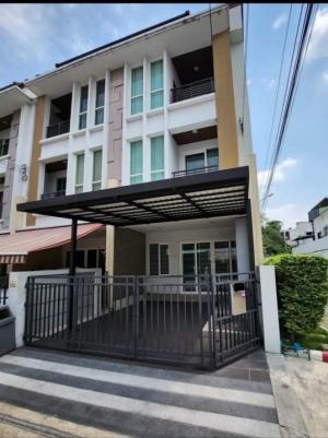 For RentTownhouseYothinpattana,CDC : For rent, Baan Klang Muang S Sense Rama 9-Lat Phrao project, corner unit.