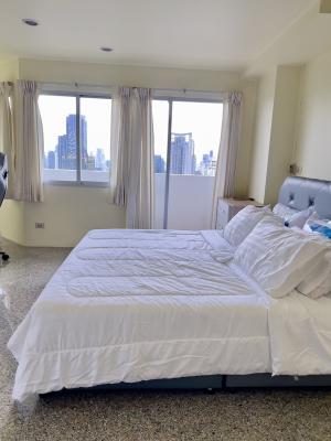 For RentCondoWitthayu, Chidlom, Langsuan, Ploenchit : The room owner allowed small pet friendly Just 800 m. to BTS Ploenchit Condo for rent : 3 bedrooms 2 bathrooms for 125 sqm. On 33rd floor.With fully furnished and electrical appliances.Just 800 m. to BTS Ploenchit.Rental only for 52,000 / m.