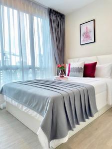 For RentCondoOnnut, Udomsuk : The Sky Sukhumvit for rent New Room 30 sq.m FL.6 Fully Furnished 15,000 THB City view  K.Bee 064146-6445 (R570946)