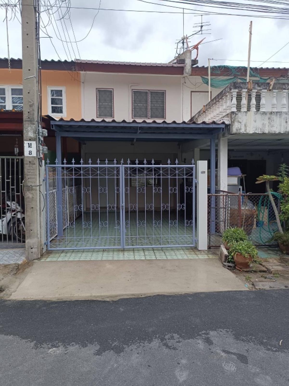 For RentTownhouseChaengwatana, Muangthong : 2-storey townhouse for rent, Pakkret Housing Village, Soi Wat Ku, size 18 sq m, price 7,000 baht per month, newly renovated, ready to move in