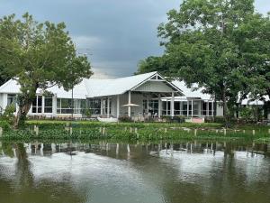 For LeaseholdRetailLadkrabang, Suwannaphum Airport : Rent-lease Thai-European restaurant, Lat Krabang, Lat Krabang Industrial Estate. Beautifully decorated shop on the waterfront With karaoke room