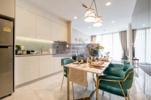 For SaleCondoNana, North Nana,Sukhumvit13, Soi Nana : Condo in Nana area, 2 bedrooms, 2 bathrooms, price 12.8 mb. Interested, make an appointment to view 0808144488