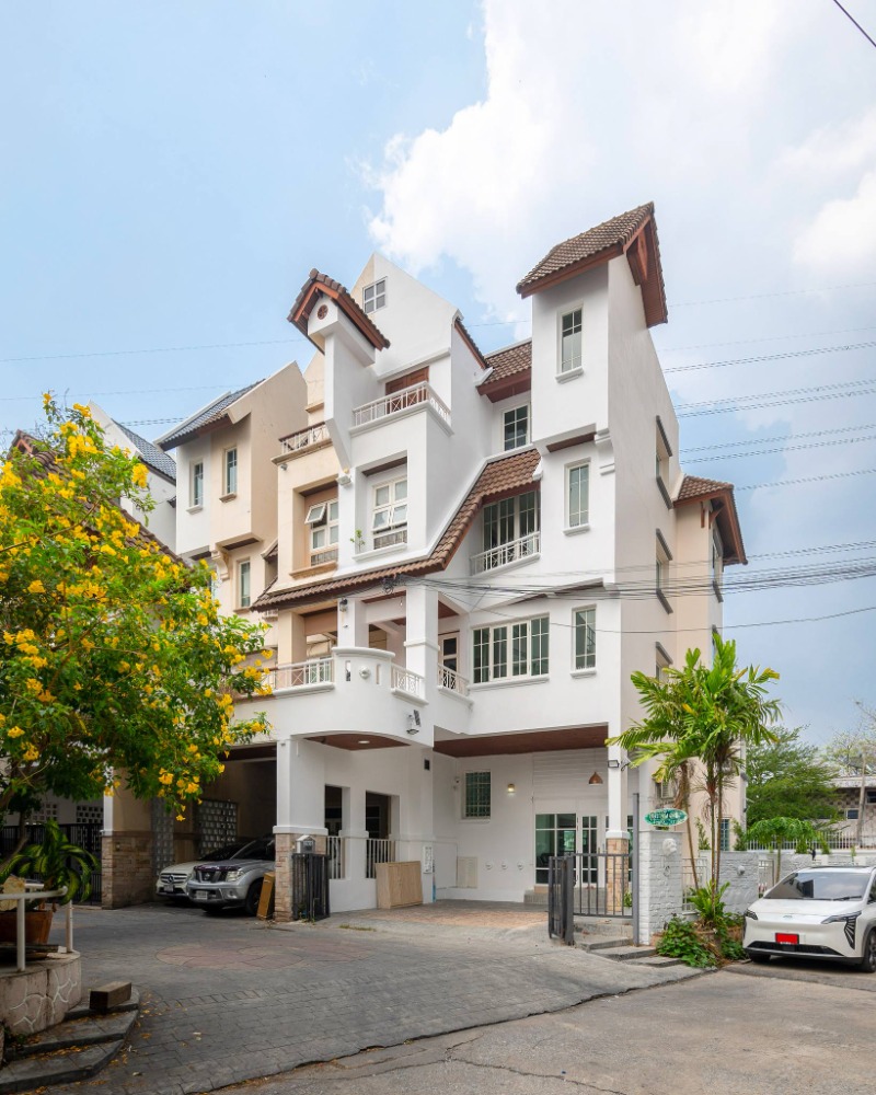 ให้เช่าทาวน์เฮ้าส์/ทาวน์โฮมสะพานควาย จตุจักร : เช่า Luxury pool villa townhome พร้อมอยู่แถวจตุจักร ใกล้ MRT /BTS จตุจักร, กรุงเทพ