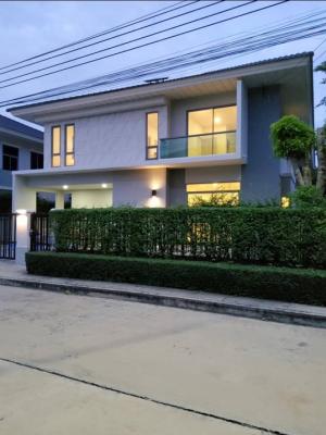 For SaleHousePattanakan, Srinakarin : 📢👇Urgent, the cheapest price in the project. New house, never lived in, never rented out, very secure (24-hour security guards). The house is ready to be decorated as you like. Convenient transportation, many routes: Ramkhamhaeng, Dan Thap Chang, Krungthe