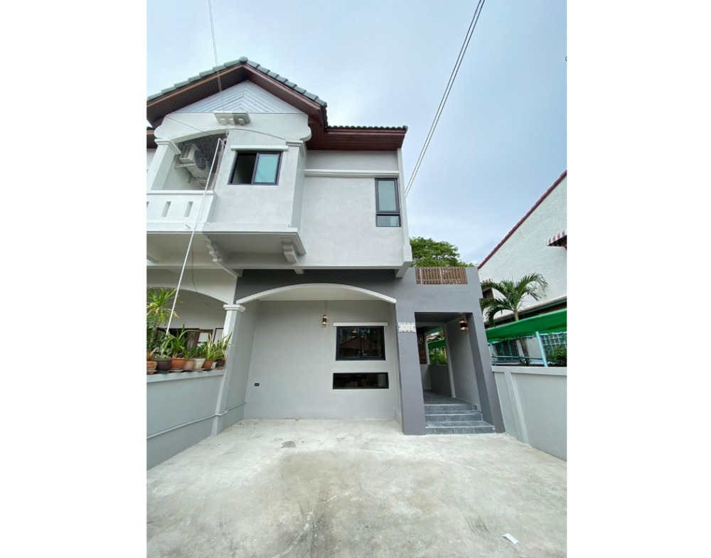 For SaleTownhouseRamkhamhaeng, Hua Mak : Call : 084-917-5161 Town House For Sale/Rent Ramkhamhaeng Rd., Near Sky Train Orange Line OR19 Station